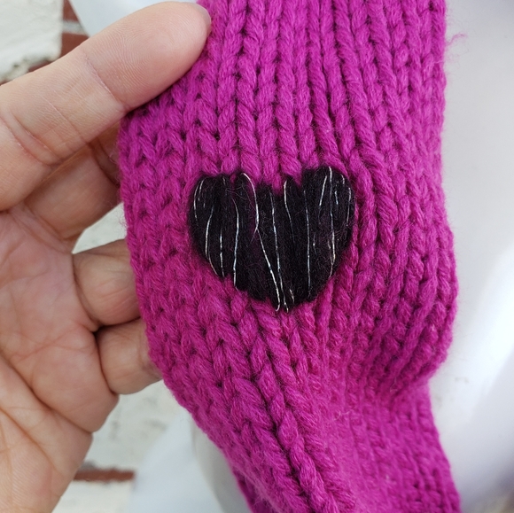 NEW $26 women NORDSTROM knitted pink scarf hearts - Picture 4 of 11
